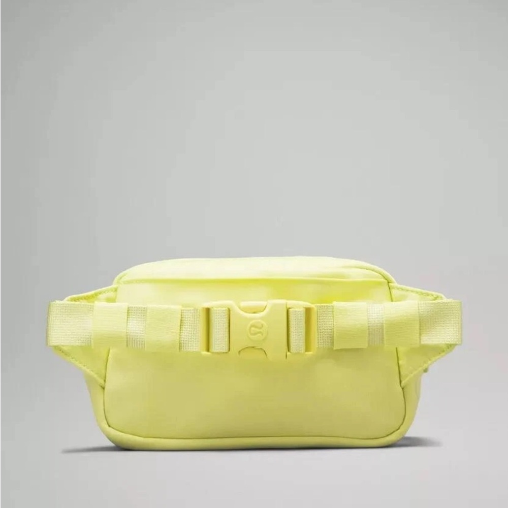 NWT Future Legacy Mini Belt Bag *TC
Lemon Vibe/Light Ivory/White Opal - Picture 8 of 12